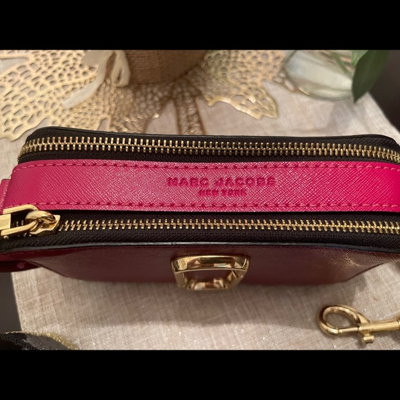 Selling my barely use Marc Jacobs Snapshot.Location is from Winnipeg Manitoba - Picture 2 of 2